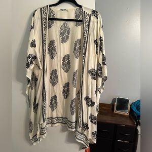 Lightweight patterned kimono
